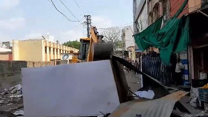 अतिक्रमण पर चला पंजा : कुछ टीम देख दौड़े, कुछ अतिक्रमण टीम ने तोड़े