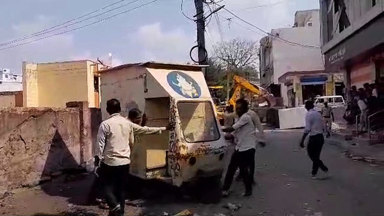 अतिक्रमण पर चला पंजा : कुछ टीम देख दौड़े, कुछ अतिक्रमण टीम ने तोड़े