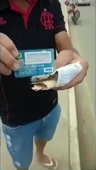 Motoboy encontra grande quantia em dinheiro e devolve para a dona; assista