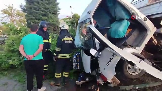 Ağaca çarpan kamyonet ikiye bölündü: 2 yaralı