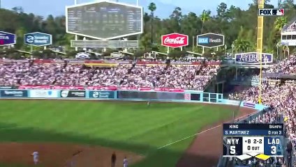Aaron Judge  literalmente  corre a través de una pared Mlb 2023