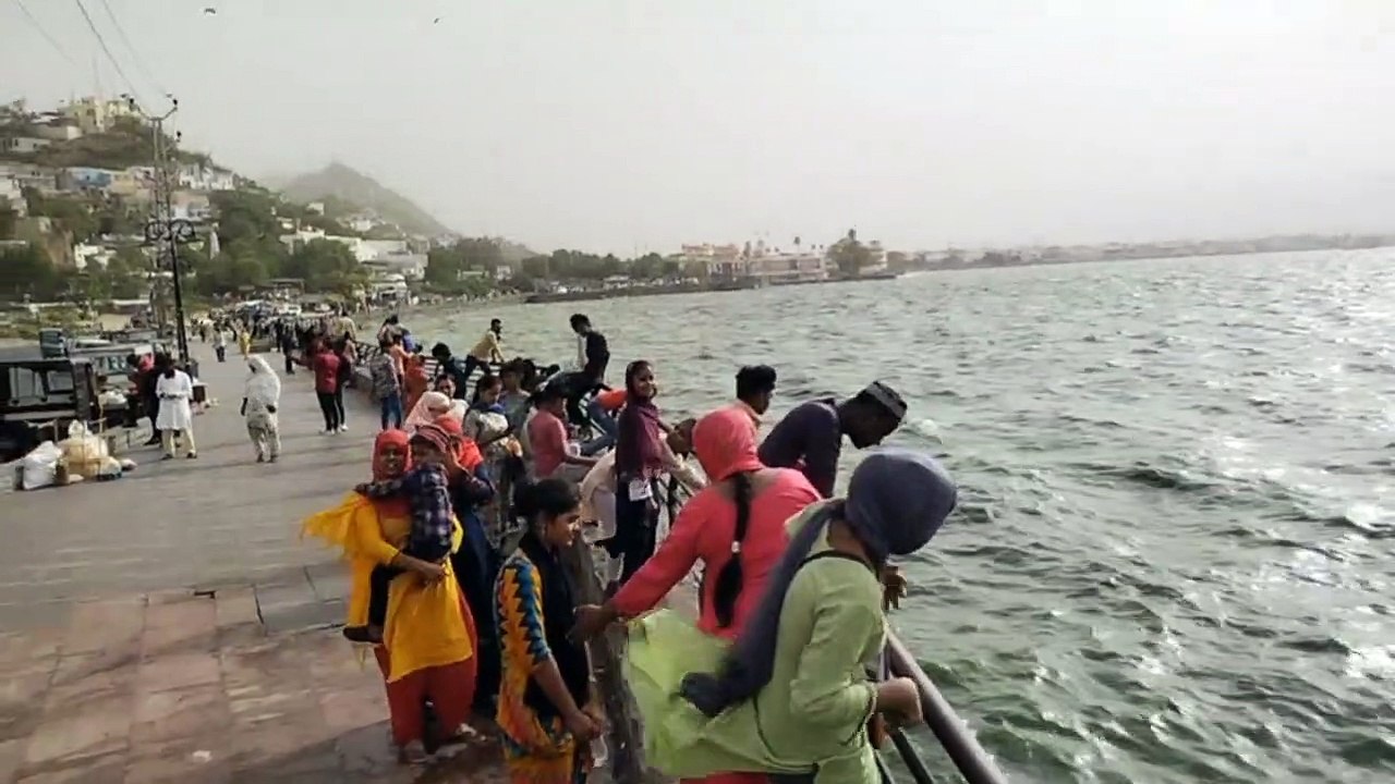 Ajmer weather watch: रेतीले अंधड़ से डोलती रही आनासागर झील की लहरें