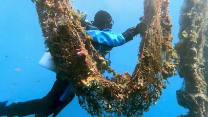 Buzos extraen "redes fantasma" de las profundidades de Santorini