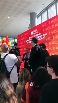 Uzbek n'a pas pu supporter et a annoncé la bonne nouvelle du transfert! Les supporters de Champion Galatasaray organiseront une autre fête