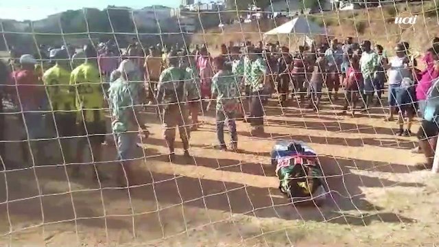 Moradores levam caixão para o campo e “jogam a última bola” com amigo