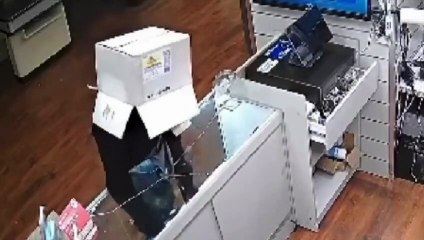 "Ri-me quando vi". Homem assalta loja disfarçado com caixa de papel