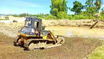 Power Bulldozer Shantui SD 16 E Flattens Sand Easily