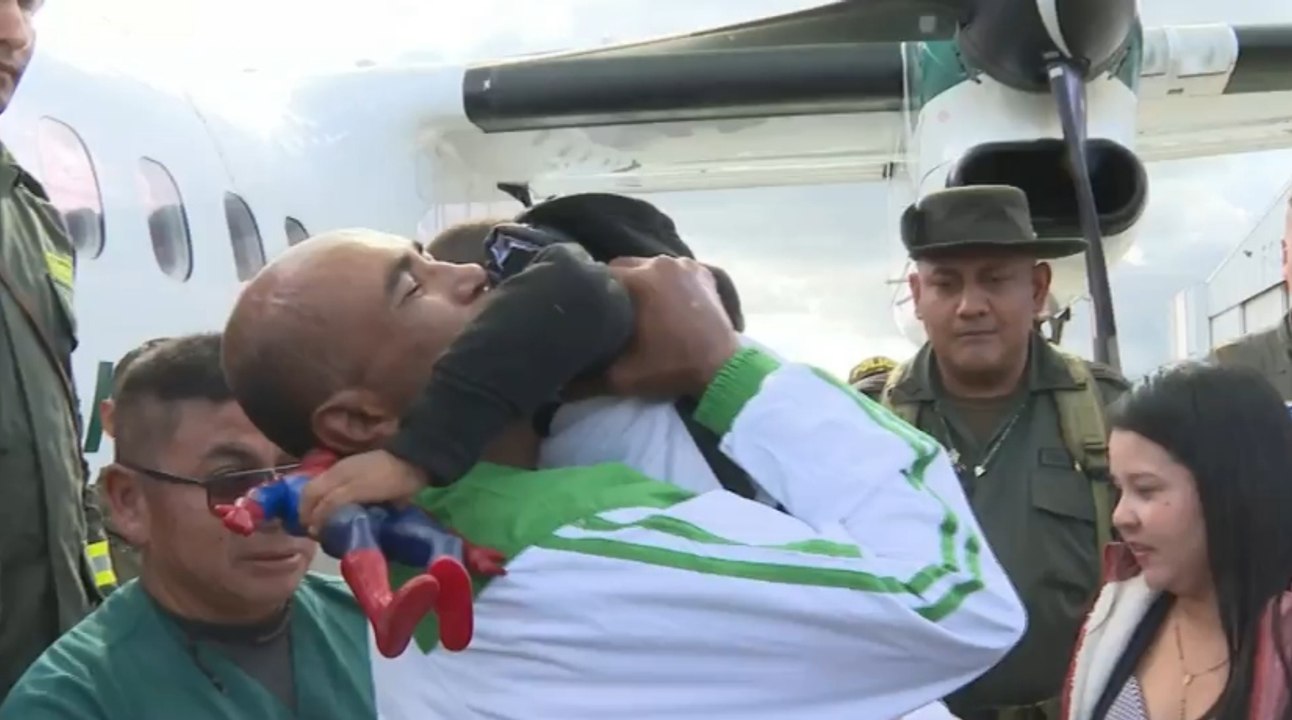 El emotivo reencuentro con familiares del policía que estuvo perdido por 16 días en la selva del Chocó