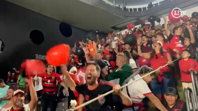 Torcida do Newell's Old Boys faz muito barulho na Vila Belmiro