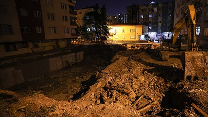 Descargar video: Bağcılar'da inşaat alanında toprak kaydı; 6 katlı bina tahliye edildi