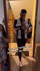 "Amor a la blanquiazul": Joven es sorprendido por su pareja con una serenata aliancista
