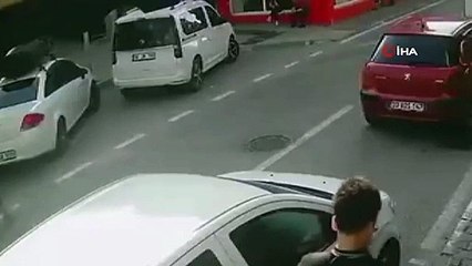 Une voiture heurte 3 personnes sur le bord de la route à Mudanya