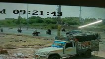 देखें वीडियो : हिट एण्ड रन : बाल-बाल बच गया वरना ट्रक चालक तो उड़ा ही ले जाता बाइक सवार व्यापारी को