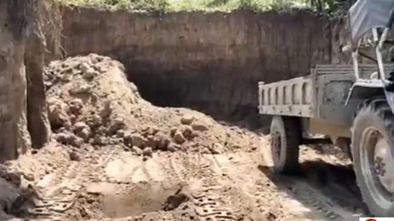 बेगुसराय: मिट्टी का हो रहे अवैध खनन का ग्रामीणो ने किया विरोध, जेसीबी जप्त
