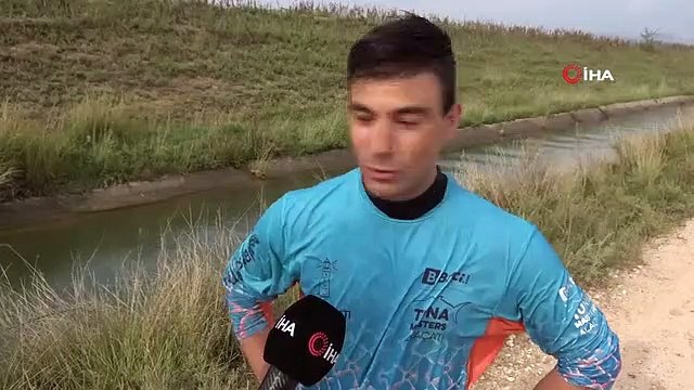 Sulama kanalında traktörle sörf kamerada