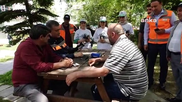 Esenyurt Belediye Başkanı Kemal Deniz Bozkurt, Dünya Çevre Günü'nde sokakları süpürdü