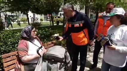 Video herunterladen: Le maire d'Esenyurt, Kemal Deniz Bozkurt, a balayé les rues lors de la Journée mondiale de l'environnement