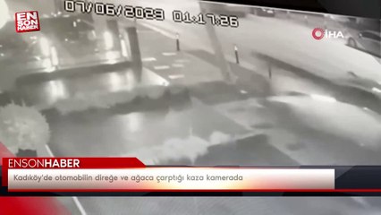 Kadıköy'de otomobilin direğe ve ağaca çarptığı kaza kamerada