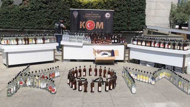 Tekel bayisi değil, emniyet avlusu! şişe şişe sahte içki ele geçirildi