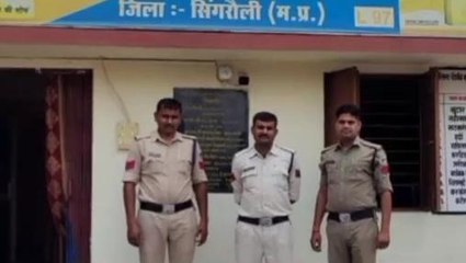 सिंगरौली: चौराहा बना शराबियों का अड्डा,खुलेआम छलक रहे जाम,देखें Video