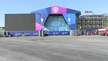 Derniers préparatifs autour du stade olympique Atatürk avant la finale de l'UEFA Champions League