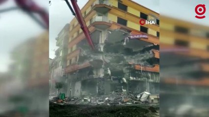Ağır hasarlı bina yıkım sırasında çöktü