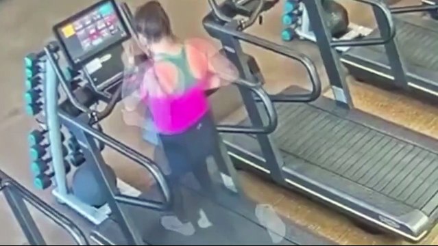 Koşu bandında koşan genç kadının talihsiz anı! Taytı aşağı indi, yüzü soyuldu