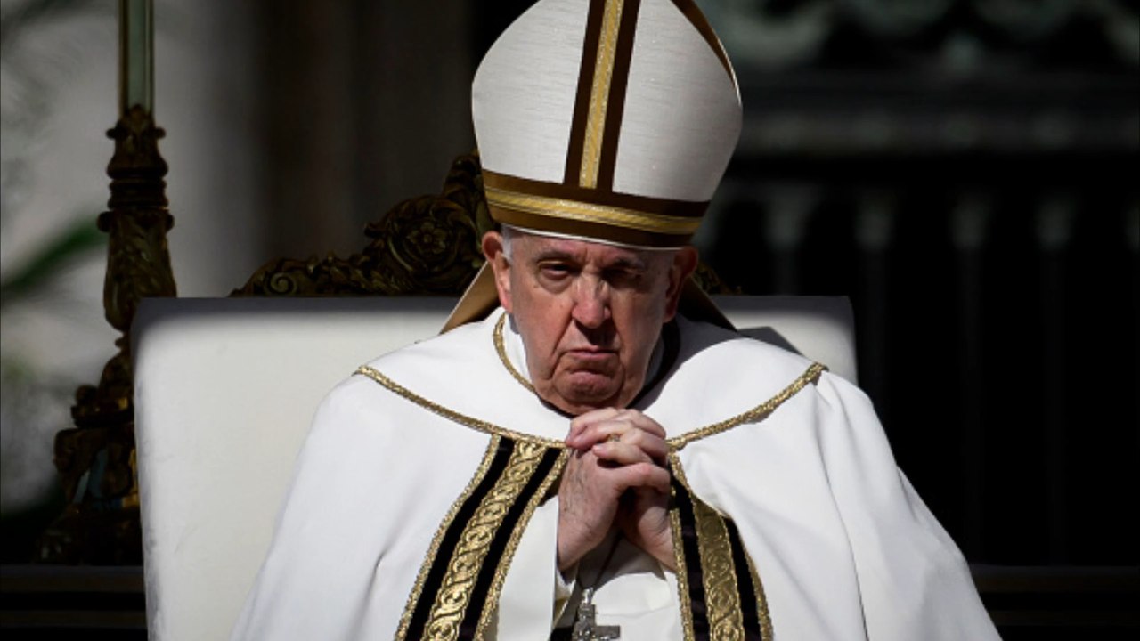 Papst Franziskus muss dringend operiert werden
