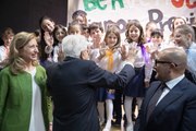 Mattarella a Parigi, i bimbi della scuola italiana cantano l'inno di Mameli