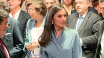 La Reina Letizia desafía a la lluvia con un diseño impecable