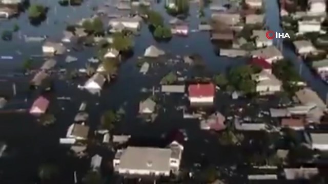 Ukrayna'nın güneyindeki Nova Kakhovka Hidroelektrik Santrali'ne yapılan saldırıda gaz sızıntısı tehlikesi