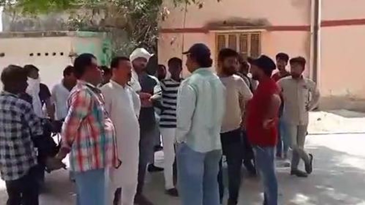 प्रयागराज: दो बाइकों की आमने-सामने हुई टक्कर में एक की मौत, पति–पत्नी गंभीर घायल