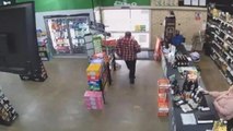 Avustralya'da hırsız, marketin kapısı kitlenince çaldığı paketi geri bıraktı