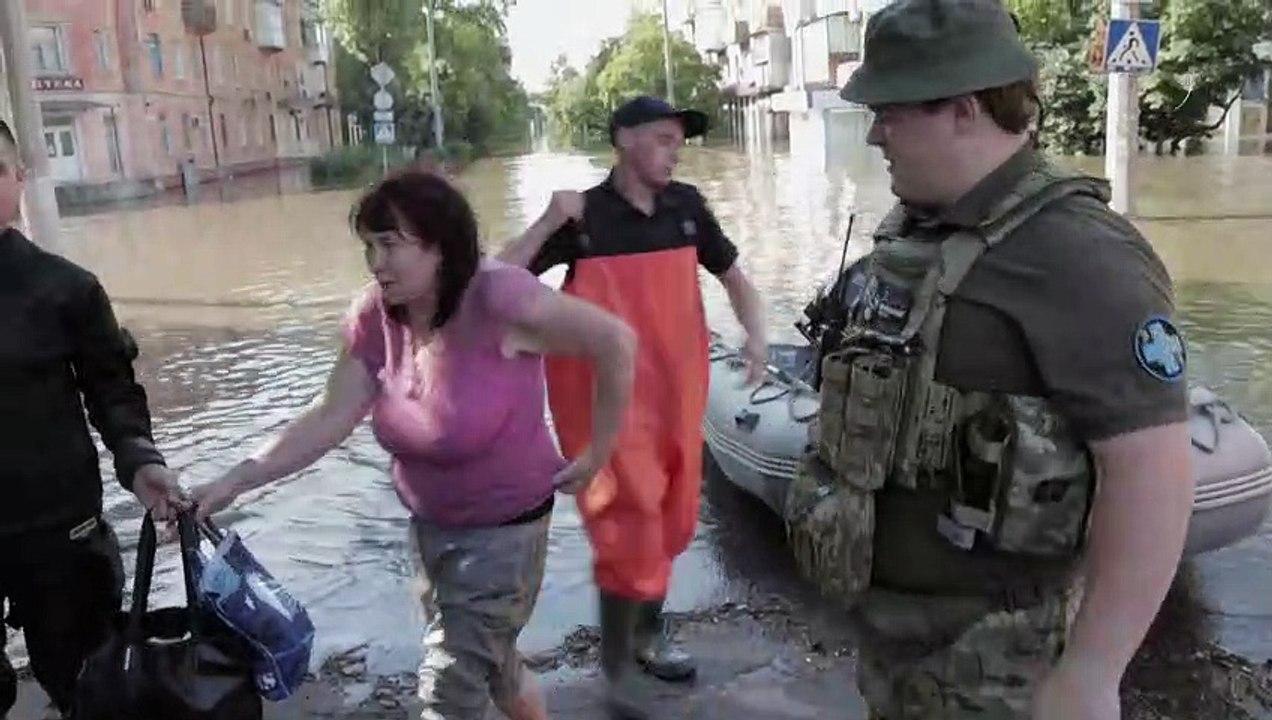Ukraine: Tausende vor Wassermassen in Sicherheit gebracht