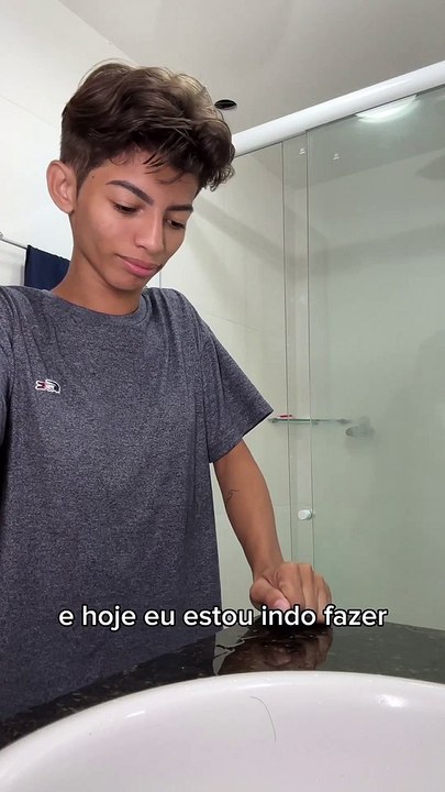 Ex-mulher trans: Carlos Emanuel anuncia retirada das mamas: 'Negar meu eu'