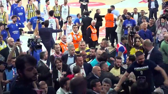 Yöneticiler birbirine girdi! Anadolu Efes-Fenerbahçe Beko maçında kavga çıktı