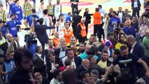 Les managers se sont regroupés ! Une bagarre a éclaté lors du match Anadolu Efes-Fenerbahçe Beko