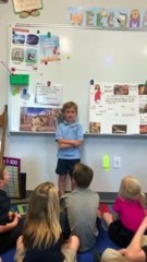 Garotinho apresenta Jesus como herói para seus colegas de classe