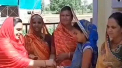 आगर मालवा: आंगनवाड़ी कार्यकर्ताओं ने महिलाओं को दिए पीले चावल,जाने वजह