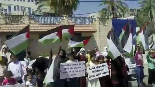 Des enfants palestiniens protestent contre la décision du Programme alimentaire des Nations Unies d'arrêter l'aide