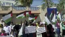 Des enfants palestiniens protestent contre la décision du Programme alimentaire des Nations Unies d'arrêter l'aide