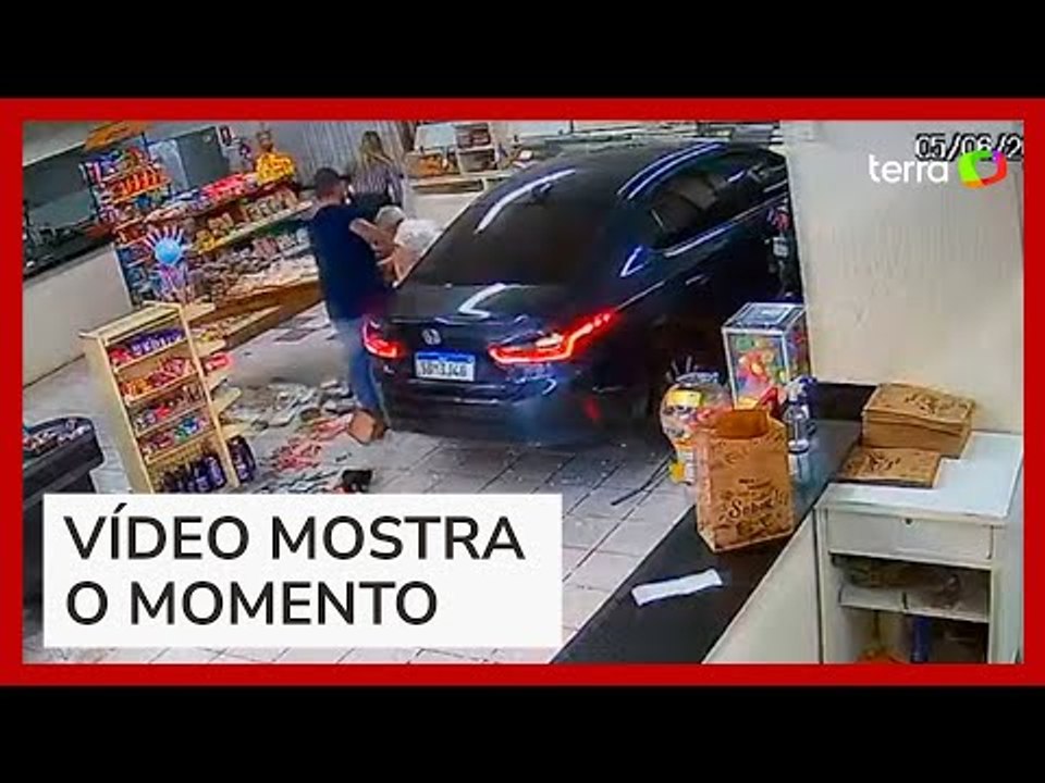 Idosa invade padaria em Goiânia ao confundir pedais do carro