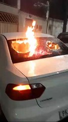 Homem que se diz traído pela esposa destrói carro do irmão