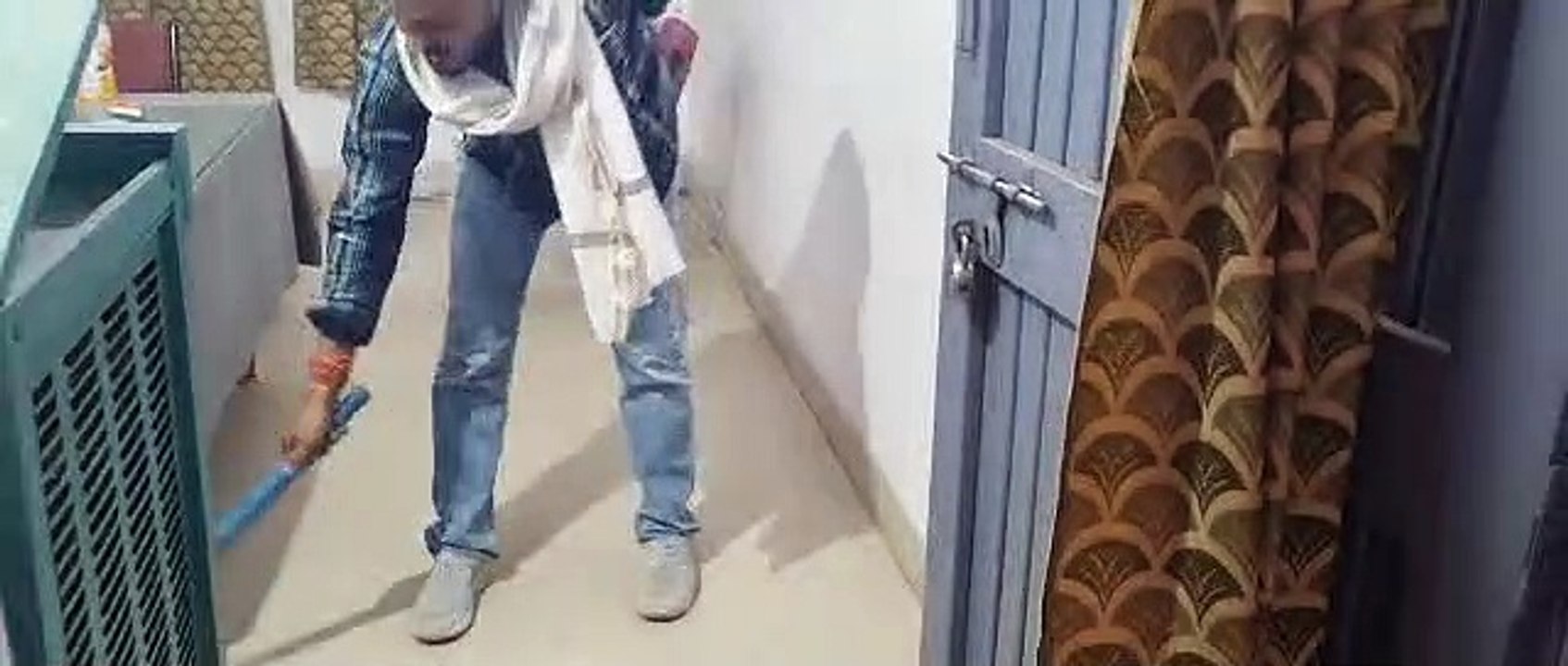 Video Story: कार्यालय में नहीं हो रही थी नियमित सफाई, नाराज जनपद पंचायत उपाध्यक्ष ने खुद लगाई झाड़ू