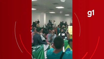 Video herunterladen: Mulheres protestam contra fala de deputado que comparou gestação de mulheres a de vaca em MT