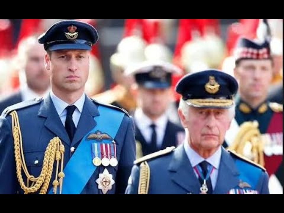 Charles exhorté à abdiquer car William "ferait mieux" en tant que roi - sondage