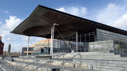 What are politicians doing to tackle nurse strikes?