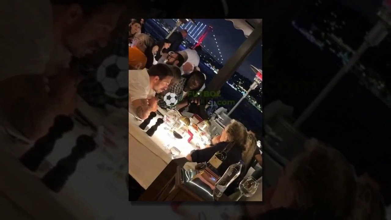Les fans de Fenerbahçe sont devenus fous de colère ! Jorge Jesus a été aperçu en train de dîner avec la star de Galatasaray le soir du derby