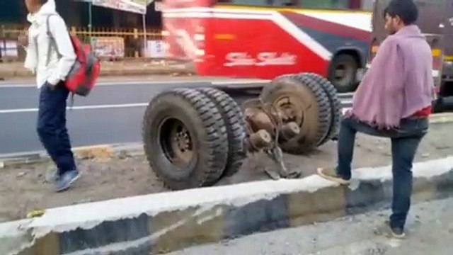 दौसा. पेड़ से टकराई कार, 5 जने घायल, सिकंदरा चौराहे पर सब्जी से भरा ट्रक पलटा