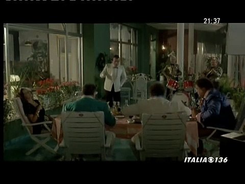 Rimini Rimini, Maurizio Micheli e Laura Antonelli, champagne